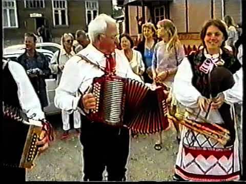 ”Ett  Rågöbröllop” på Aibolands museum i Hapsal i Augusti år 2000. Gåva från
Rågöbornas Danslag